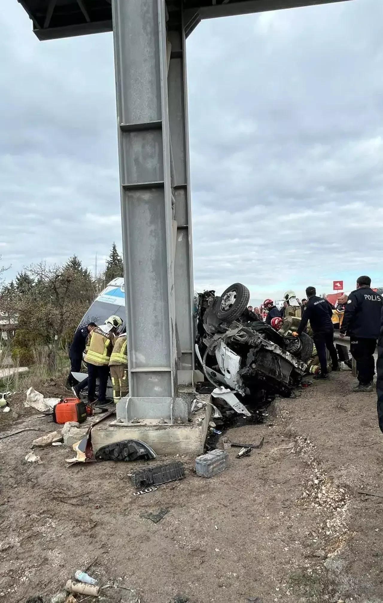 ankarada-halk-otobusu-ust-gecide-carpti-feci-kazada-4-olu-cok-sayida-yarali-var-3292370_202604041054_3