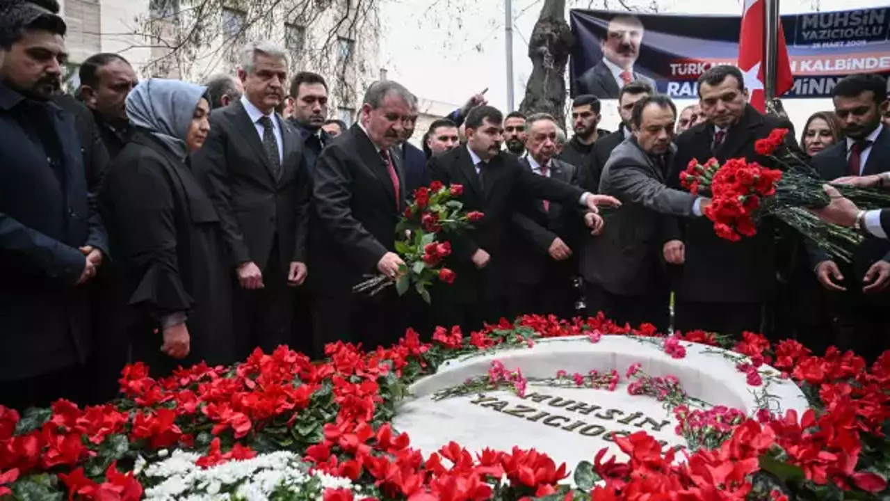 muhsin_yazicioglunun_vefatinin_17_yili_mezari_basinda_anildi_1774436684_0995