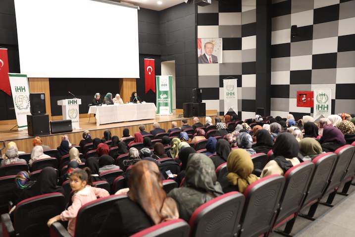 İHH, Diyarbakır'da &lsquo;Sivil Toplumda Kadın' paneli düzenledi 12