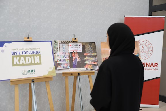 İHH, Diyarbakır'da &lsquo;Sivil Toplumda Kadın' paneli düzenledi 13