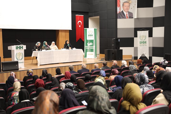 İHH, Diyarbakır'da &lsquo;Sivil Toplumda Kadın' paneli düzenledi 7