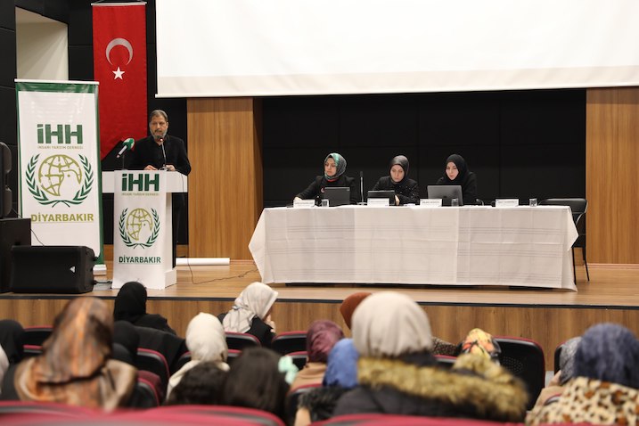 İHH, Diyarbakır'da &lsquo;Sivil Toplumda Kadın' paneli düzenledi 8