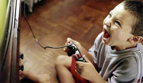 siddet-icerikli-oyun-oynayan-kucuk-cocuk