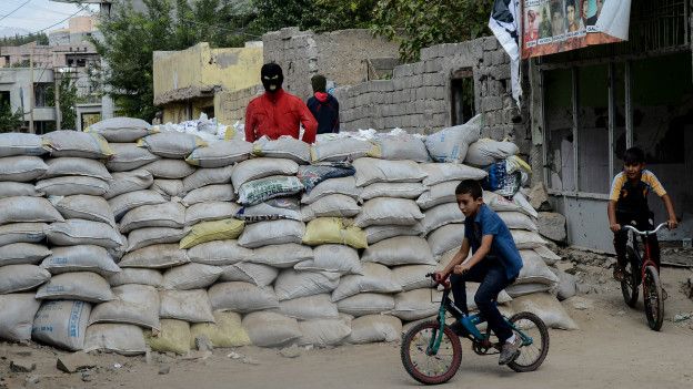 160120132346_pkk_ydgh_cizre_barricade_624x351_afp_nocredit