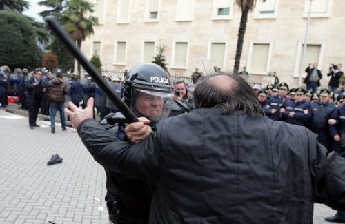 Arnavutluk karıştı