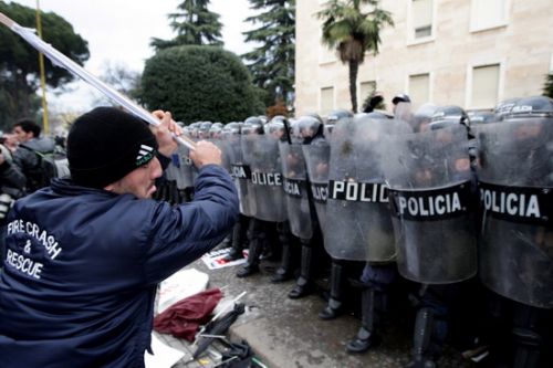 Arnavutluk karıştı