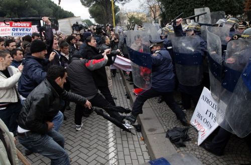 Arnavutluk karıştı