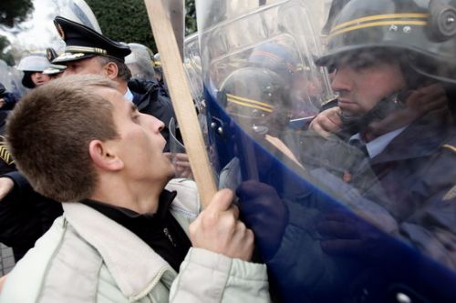 Arnavutluk karıştı