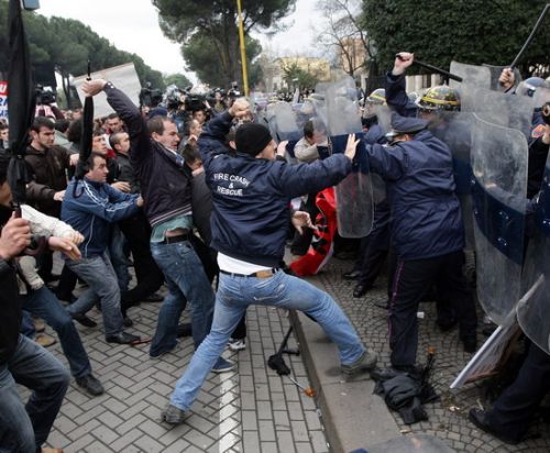 Arnavutluk karıştı