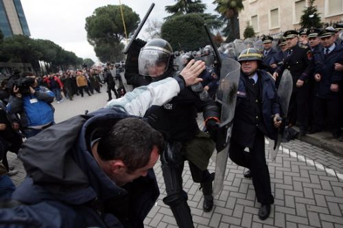 Arnavutluk karıştı