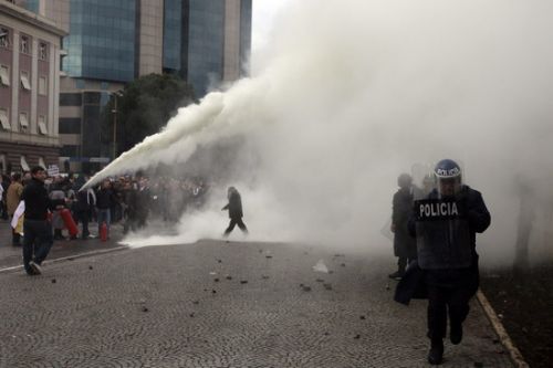 Arnavutluk karıştı