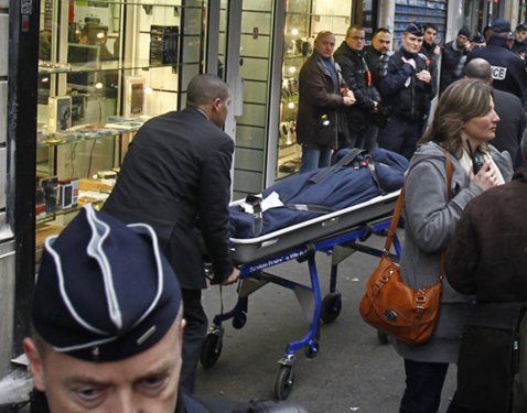 Paris'teki suikastin ardından cenazeler götürüldü