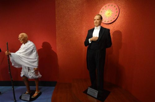 Türkiye'nin ilk balmumu müzesi açıldı