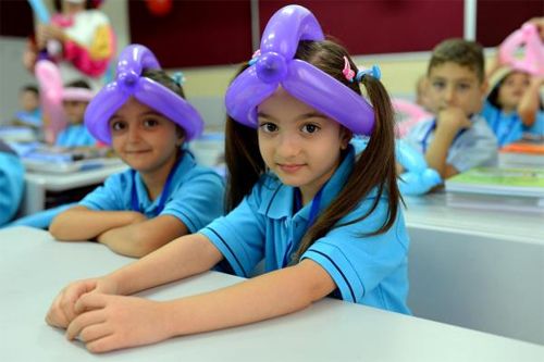 Bakan Avcı kendi karikatürünü çizdi