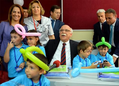 Bakan Avcı kendi karikatürünü çizdi