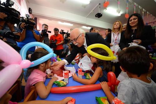 Bakan Avcı kendi karikatürünü çizdi