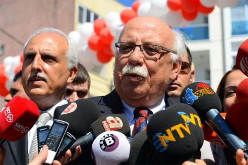 Bakan Avcı kendi karikatürünü çizdi