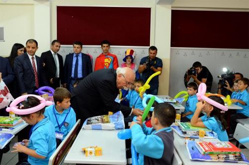 Bakan Avcı kendi karikatürünü çizdi