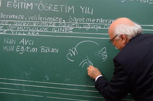 Bakan Avcı kendi karikatürünü çizdi