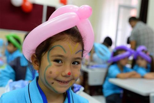 Bakan Avcı kendi karikatürünü çizdi