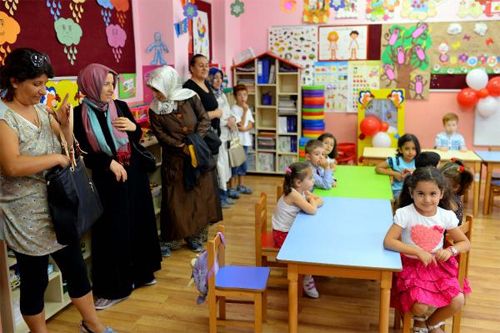 Bakan Avcı kendi karikatürünü çizdi