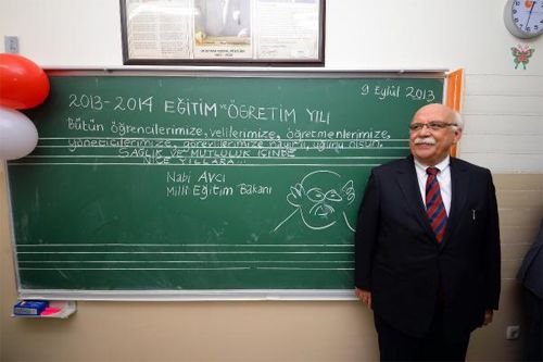 Bakan Avcı kendi karikatürünü çizdi