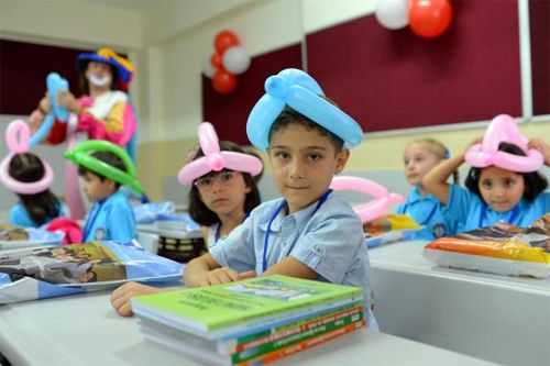 Bakan Avcı kendi karikatürünü çizdi