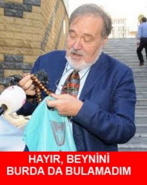 En komik ‘İlber Ortaylı Caps’leri