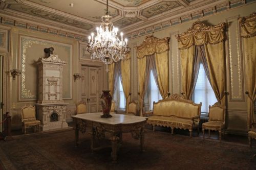 Bu köşk ihtişamıyla göz kamaştırıyor