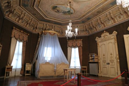 Bu köşk ihtişamıyla göz kamaştırıyor