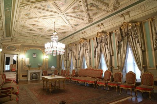 Bu köşk ihtişamıyla göz kamaştırıyor