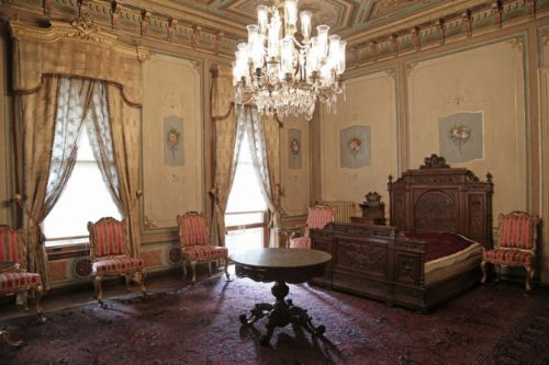 Bu köşk ihtişamıyla göz kamaştırıyor