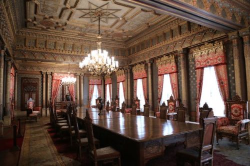 Bu köşk ihtişamıyla göz kamaştırıyor