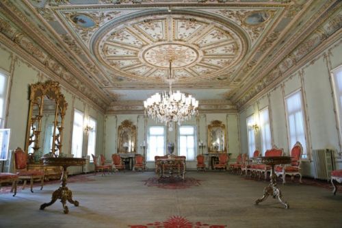 Bu köşk ihtişamıyla göz kamaştırıyor