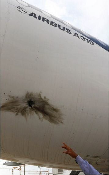 Yolcu uçaklarını ateşe verdiler