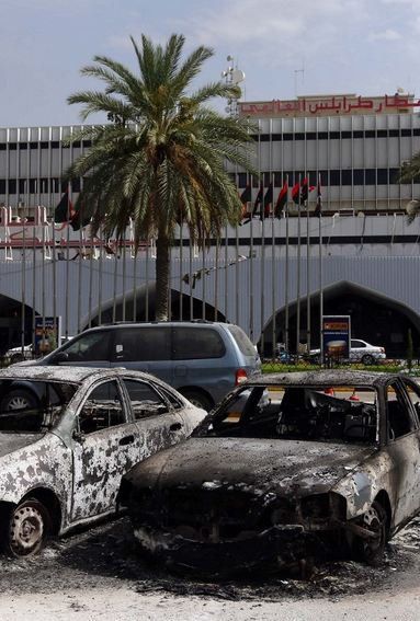 Yolcu uçaklarını ateşe verdiler