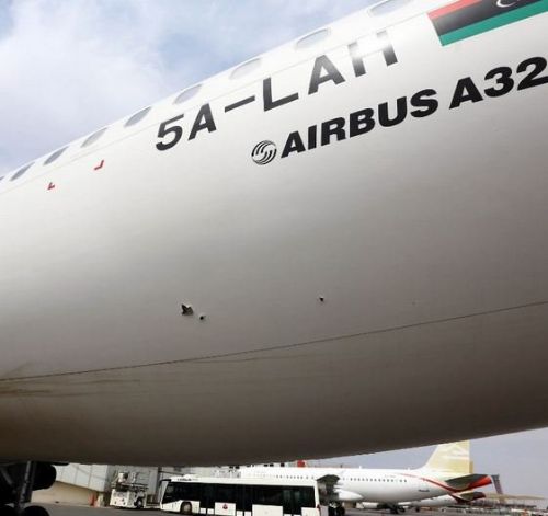 Yolcu uçaklarını ateşe verdiler