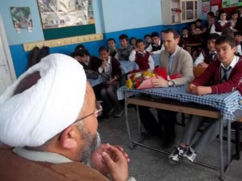 Caferi imam okulda ders verdi