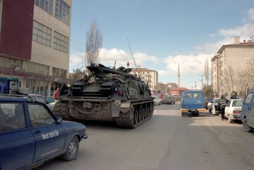 Çevik Bir, Evren'in yaveri çıktı