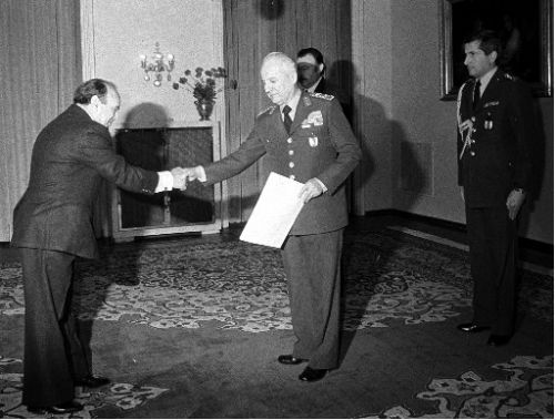 Çevik Bir, Evren'in yaveri çıktı