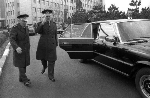 Çevik Bir, Evren'in yaveri çıktı