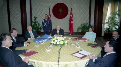 Çevik Bir, Evren'in yaveri çıktı