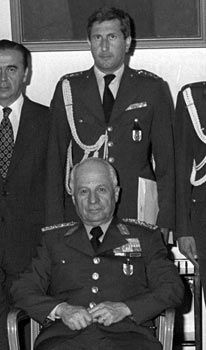 Çevik Bir, Evren'in yaveri çıktı