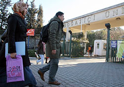 Rektörler 'yasayı' değil 'yasağı' uyguluyor