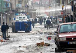 Van'da DTP'liler polisle çatıştı