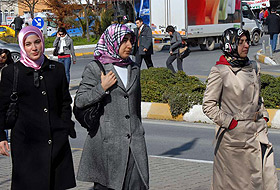 Erkek öğrencilerden yasağa protesto