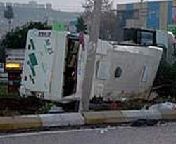 Öğrenci servisi devrildi: 14 yaralı