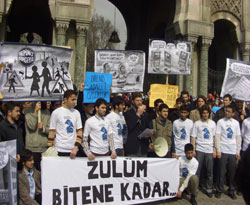 İÜ önünde başörtüsü yasağı protesto edildi