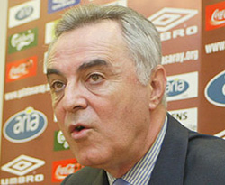  'Yabancılar haçla maça çıkıyor, Türk futbolcular dua edince olay oluyor