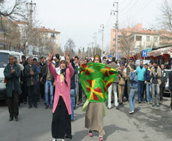 PKK yandaşları sağlık ocağını taşladı
